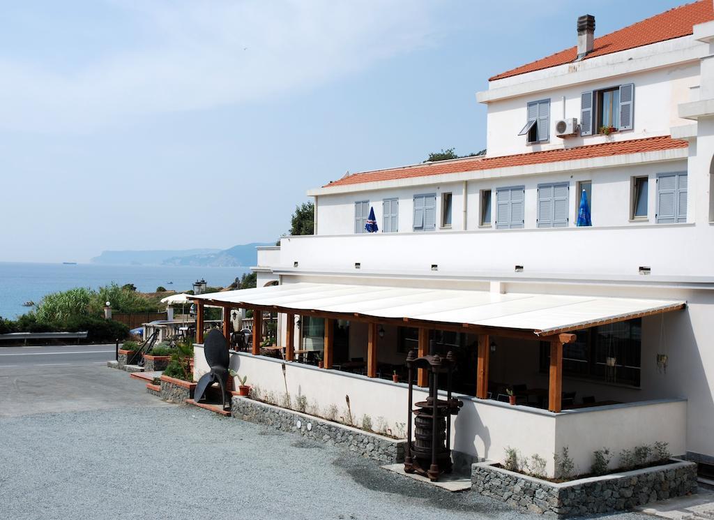 Hotel Torre Челе Лигуре Екстериор снимка